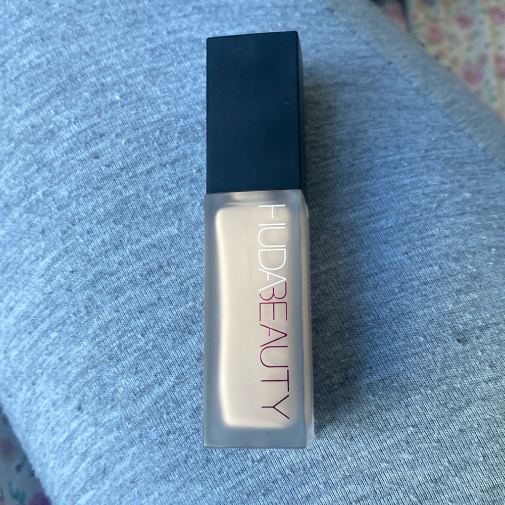 Huda Beauty concealer - Honey 1.7B